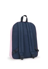Mochila con un frente azul marino y lados rosa. Tejido acolchado, correas ajustables y un asa en la parte superior. Presenta costuras en la parte trasera.