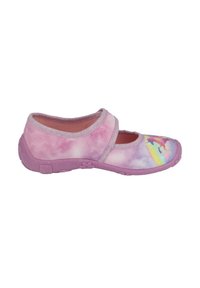 Rosa Kinderschuhe mit weichem Obermaterial, das mit Regenbogen- und Einhornmotiven bedruckt ist. Klettverschluss und strukturierte Gummisohle für guten Halt.