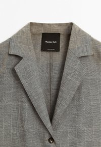 Blazer gris à carreaux avec col à revers cranté et un seul bouton foncé, étiqueté Massimo Dutti, fabriqué au Portugal.