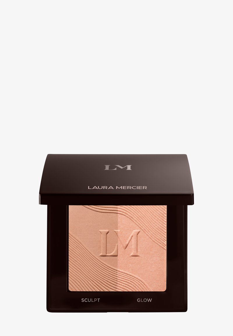 Kompakt Sculpt and Glow marki Laura Mercier w brązowym etui, zawierający puder w odcieniu brzoskwiniowym z wytłoczonymi falami i inicjałami "LM."