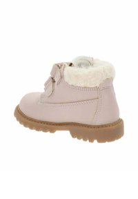 Stivale in pelle rosa chiaro con un colletto bianco soffice, fissato con due cinturini. La suola in gomma presenta un motivo di presa testurizzato.