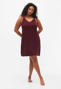 Abito camicie color bordeaux con bordo in pizzo scalloppato, tessuto morbido, vestibilità ampia, lunghezza a metà coscia e spalline regolabili.
