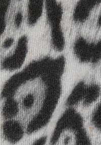 Tessuto con stampa leopardata nera e grigia, con una superficie morbida e testurizzata, caratterizzato da macchie irregolari su uno sfondo grigio chiaro.