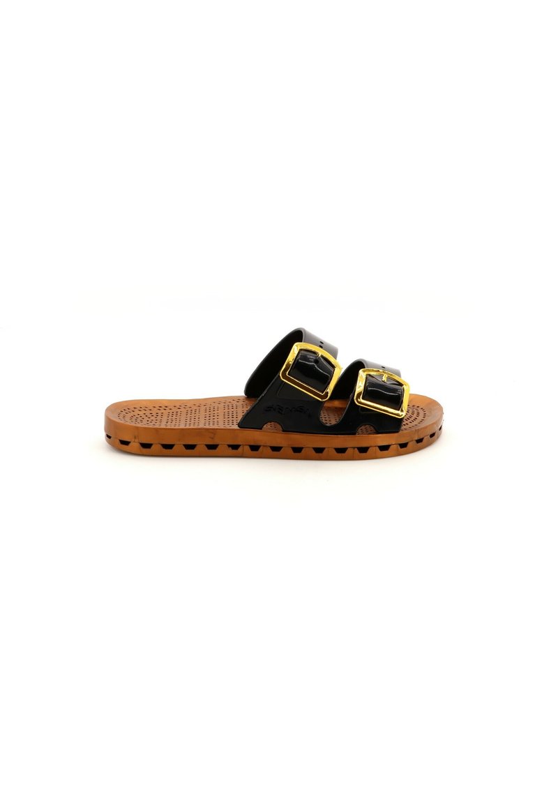 Zwarte slidesandalen met twee matte banden, elk met een gouden gesp. Lichtgewicht bruine rubberen zool met een gestructureerd patroon.