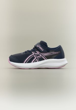 Tmavomodrá a ružová bežecká topánka ASICS Patriot 14 s bielou podrážkou a suchým zipsom na neutrálnom pozadí.