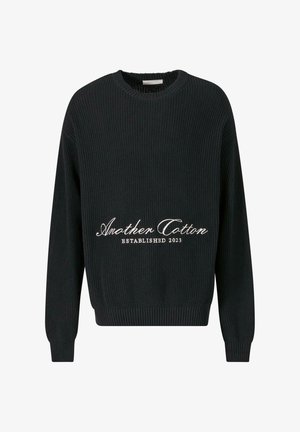 Fekete kötött pulóver kerek nyakkivágással, bordázott textúrával és fehér hímzett szöveggel: "Another Cotton ESTABLISHED 2023".