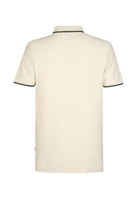 Polo a maniche corte color crema con tessuto strutturato, caratterizzata da un colletto a coste e dettagli blu navy sulle maniche.