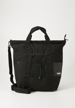 Must mustkott, mis on valmistatud vastupidavast kangast, kahe pealmise käepideme, õlapaela, võrkkoti, nöördetaili ja külje logoplaadiga.