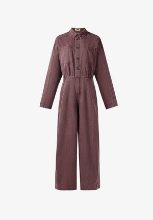 Bordeauxrode spijkeroverall met lange mouwen, knopen aan de voorkant, twee borstzakken, een kraag en wijde pijpen.