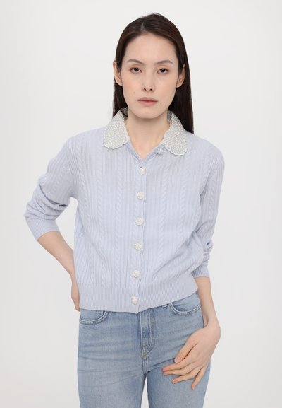 Cardigan azzurro chiaro a maglia cable con colletto decorativo di perline, dotato di sei bottoni frontali e vita aderente. Maniche lunghe.