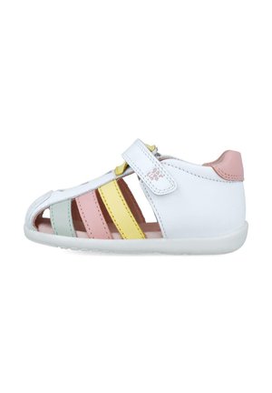 Sandalia blanca con rayas en rosa, amarillo, verde y melocotón, diseño destalonado y correa ajustable de Velcro; material de cuero suave.