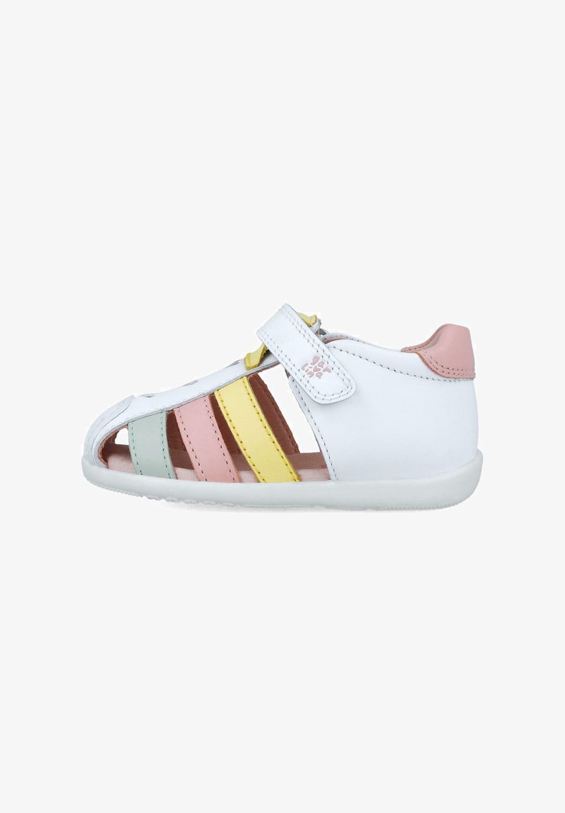 Sandalia blanca con rayas en rosa, amarillo, verde y melocotón, diseño destalonado y correa ajustable de Velcro; material de cuero suave.