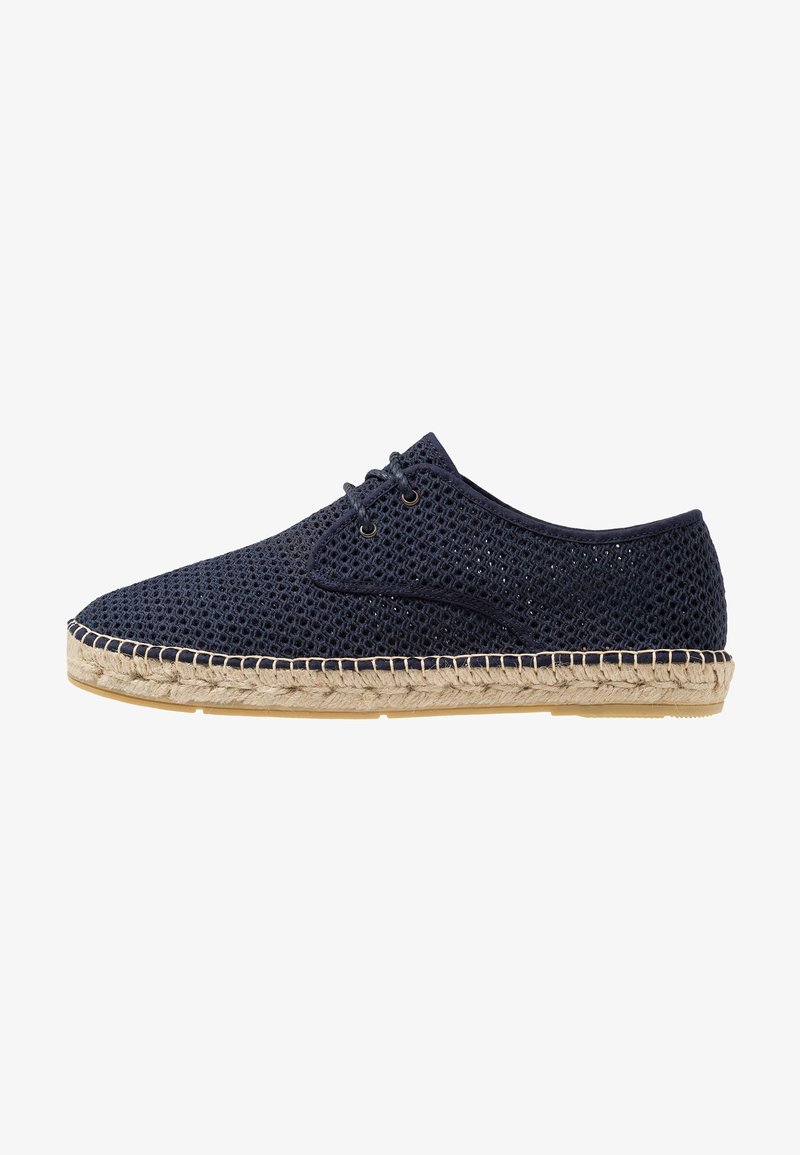 Marineblaues Netzschnürschuh mit einer gewebten Jutesohle und kontrastierenden Nähten. Verfügt über eine runde Zehenpartie und ein atmungsaktives Design.