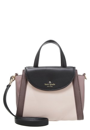 Kleine Kate Spade handtas met zwarte klep, handvatten en riem, mauve zijpanelen en lichtbeige voorkant, gouden merkembleem op de klep.