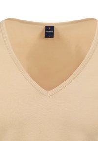 Beige V-hals T-shirt van zachte katoen, met een schone halslijn, gladde textuur en een klein stoffen label met de merknaam en maat.