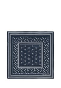 Granatowa apaszka w kwadratowym kształcie, zdobiona białymi kwiatowymi wzorami i paskami. Wykonana z miękkiego materiału o gładkiej fakturze, prezentująca szczegółowe i misternie wykonane detale.