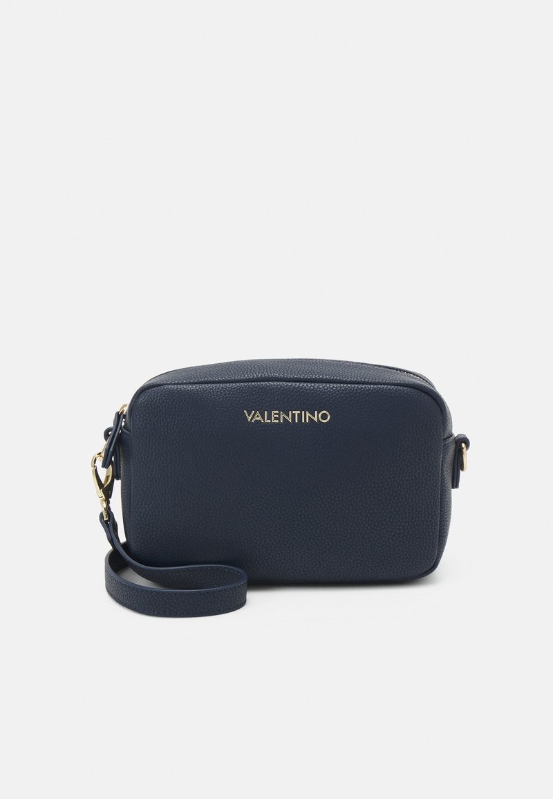 Syvänsininen Valentino nahkainen rannekukkaro, jossa on kultainen logo ja irrotettava hihna valkoisella taustalla.