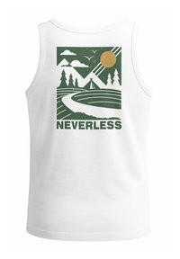 Weißes ärmelloses Tanktop mit einem grünen Grafikdesign von Bergen, Bäumen und einem Sonnenuntergang, mit dem Text "NEVERLESS" am unteren Rand.