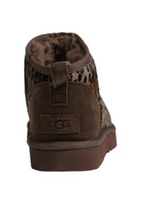 Brune semskede ankelstøvler med leopardprint på siden, blød indvendig foring og en brun gummisål. Har UGG-logoet på bagsiden.