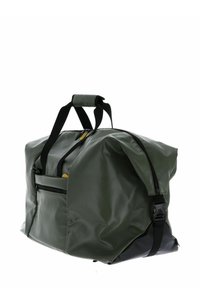Bolsa de deporte impermeable verde con detalles negros, que cuenta con un cierre de cremallera, correas para el hombro y un bolsillo frontal con un tirador de cremallera amarillo.