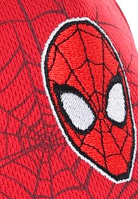 Casquette de baseball rouge avec un motif en toile texturé, ornée d'un masque de Spiderman brodé en plein centre.