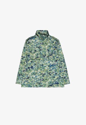 Camouflagejack in groene tinten met een gepixeld patroon, voorzien van een hoge kraag en twee borstzakken. Gemaakt van een gestructureerde stof.