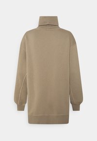 Khakinvärinen collegepaita, jossa on korkea kaulus, laskosolkapäät ja resorit hihansuissa. Kangas vaikuttaa pehmeältä, ja saumoissa on näkyvissä ompelu.