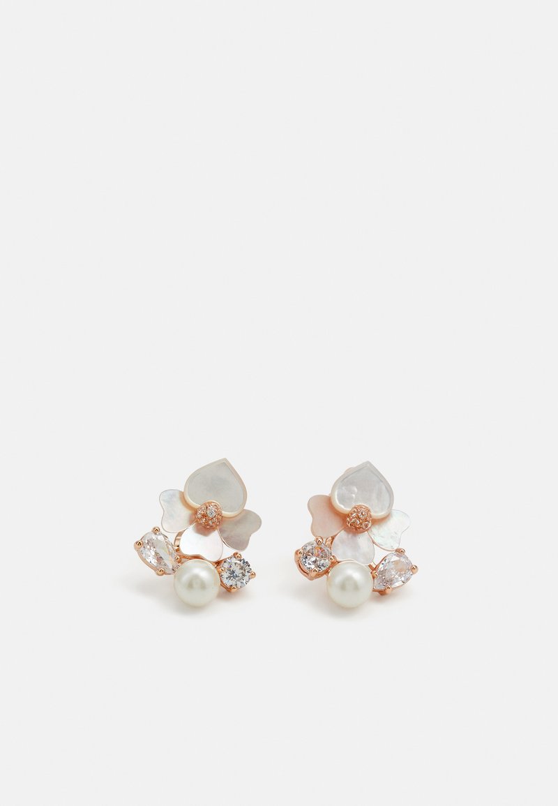 Ohrringe aus Roségold mit floralen Designs, die mit Muschelblütenblättern, einer zentralen Perle und verschiedenen klaren Edelsteinen verziert sind.