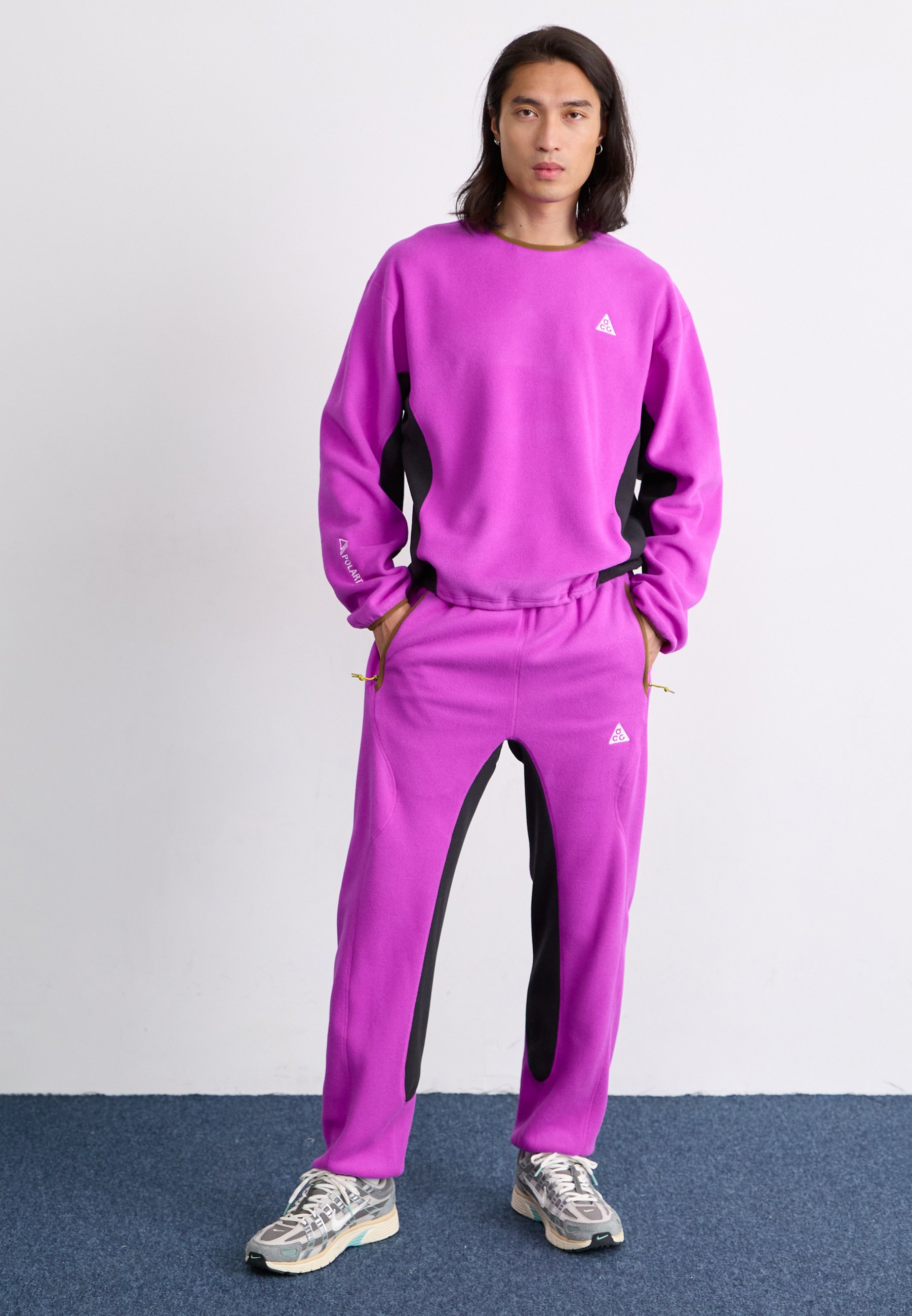 Nike ACG WOLF TREE PANT - Tracksuit bottoms - vivid purple/black