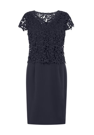 Robe noire mi-longue jusqu'aux genoux avec manches courtes en dentelle et superposition en dentelle florale sur le corsage, jupe en tissu uni, décolleté en V.