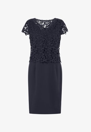 Robe noire mi-longue jusqu'aux genoux avec manches courtes en dentelle et superposition en dentelle florale sur le corsage, jupe en tissu uni, décolleté en V.