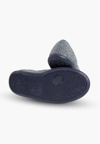 Pantofole in tessuto lavorato a maglia color navy con superficie testurizzata, punte arrotondate e suola in gomma decorata con un design a rombi per una migliore presa.