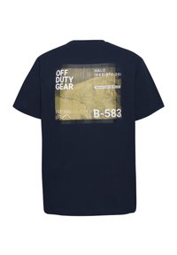 Marineblauwe katoenen T-shirt met een grote grafische print en gele en witte tekst en details op de achterkant. Ronde hals en korte mouwen.