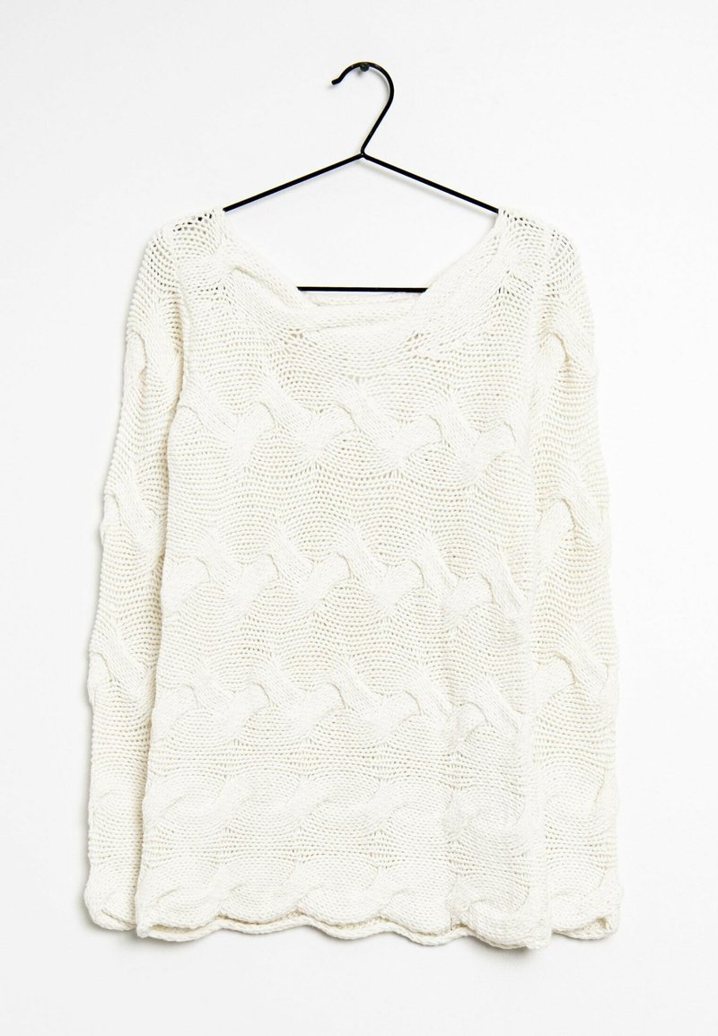 Pull léger en maille à manches longues de couleur crème. Présente un motif ondulé avec un ourlet festonné et un large col. Suspendu à un crochet noir.