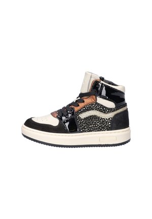 Hoge sneaker met een mix van zwart lakleer, beige leer, bruine accenten, gestanste textuur en een witte rubberen zool.