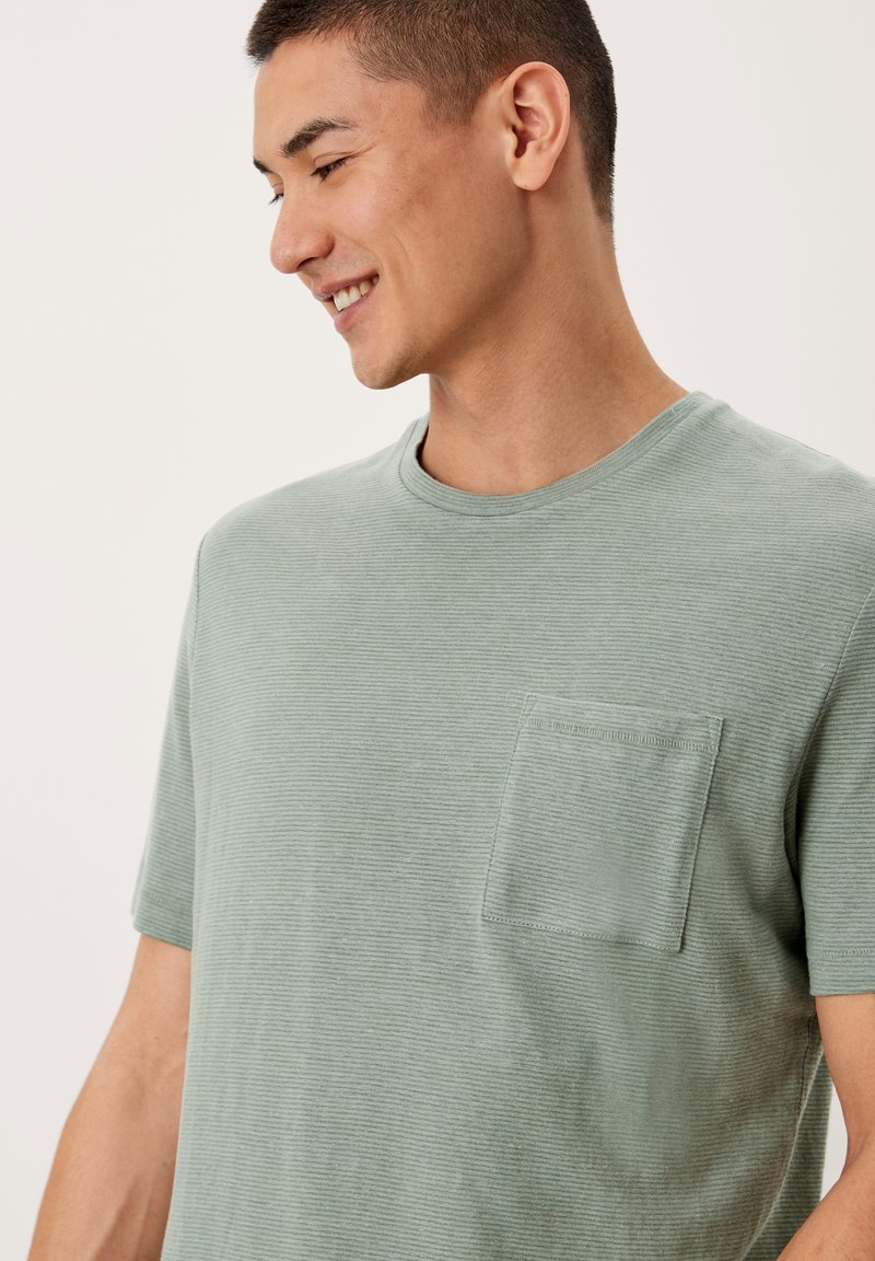 Herren T-Shirts basic | s.Oliver T-Shirt print khaki oliv stripes/dunkelgrün - RM79903 Herren T-Shirts basic | s.Oliver T-Shirt print khaki oliv stripes/dunkelgrün - RM79903