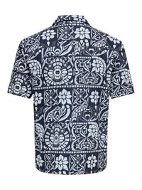 Chemise à manches courtes boutonnée avec imprimé floral géométrique bleu marine et blanc et col pointu, vue de dos.
