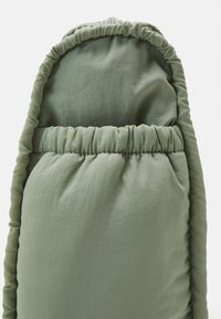 Borsa verde imbottita con una parte superiore arricciata, caratterizzata da una texture liscia e una forma slanciata. Design semplice senza hardware visibile.