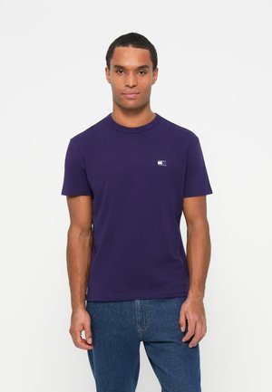 BADGE TEE - Basic T-shirt - nocturnal purple tonal