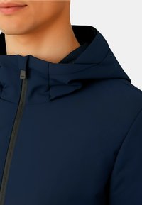 Giacca con cappuccio blu navy dal design elegante, caratterizzata da un collo alto e una texture liscia; presenta una cerniera frontale.