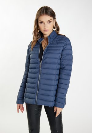 Giubbotto imbottito blu navy con design a righe orizzontali, chiusura frontale con zip, colletto alto e maniche lunghe. Tessuto liscio e leggero.