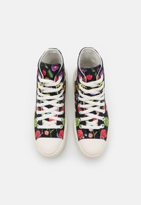 Sneakers z wysoką cholewką, wykonane z czarnego materiału, ozdobione kolorowymi wzorami kwiatowymi i owocowymi. Białe sznurówki i gumowe podeszwy.