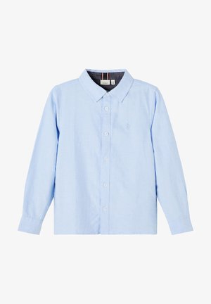 Camisa azul claro de manga larga con botones, cuello puntiagudo y logo bordado sutil en el pecho izquierdo, talla infantil 122-128.
