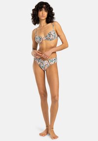Kwiatowy zestaw bikini z usztywnianym, wyściełanym stanikiem i pasującymi majtkami typu hipster, w pastelowych kolorach, z regulowanymi ramiączkami i teksturowanym materiałem.