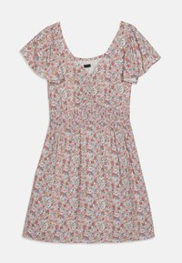 Blumenkleid mit schwingenden Ärmeln, pastellfarbenem Hintergrund und gerafftem Taillenbund. Es zeigt eine Vielzahl von bunten Blumen in Rot, Pink und Gelb.