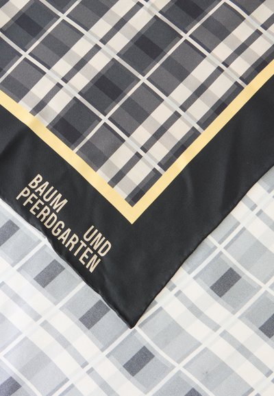 Tissu à carreaux noir et gris avec une bordure jaune portant le texte "BAUM UND PFERDGARTEN" en lettres beige en gras.