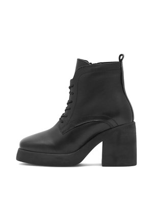 - Botki na platformie