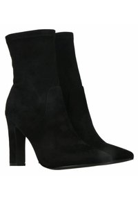 Czarne zamszowe botki za kostkę mają dopasowaną cholewkę, spiczasty nosek i wysoki blokowy obcas. Projekt jest minimalistyczny, bez widocznych elementów metalowych czy wzorów.