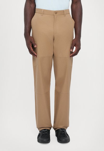 Pantaloni cargo khaki con design a gamba dritta, chiusura con bottone, tasche laterali mobili e texture del tessuto liscia.