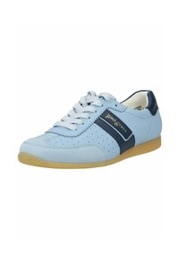 Baskets décontractées bleu clair avec des accents bleu marine, des lacets de couleur claire, des côtés perforés et une semelle en caoutchouc gomme.